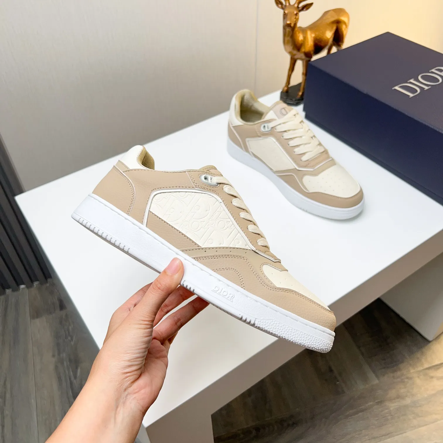 Men's Men's Shoes 💰400 [New] 🦩🦩Dior - Low-top sneakers 2025 spring men's collection new arrivals [Celebrate][Celebrate][Celebrate], reinterpret the basketball shoe design and become a classic Dior item [Strong][Strong][Strong], crafted in black and cream white smooth cowhide with beige suede, leather display on the side The CD logo, tongue, sole and back side are decorated with various distinctive details to enhance the style[666][666], while eyelet details, topstitching and rubber panels highlight the dynamic charm of its athletic style[strong][strong][strong]. It has a two-color rubber sole, which can be matched with various clothing to create a refined look. Size: 38 to 44 (45 can be customized